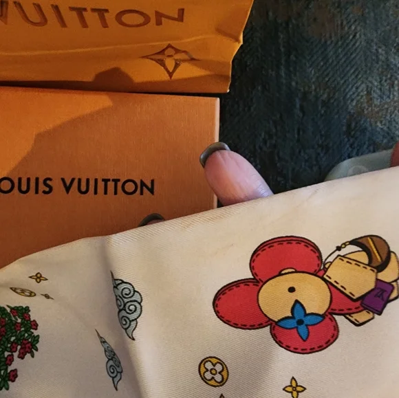 ‼️SOLD‼️Louis Vuitton Silk Scarf - Picture 2 of 5